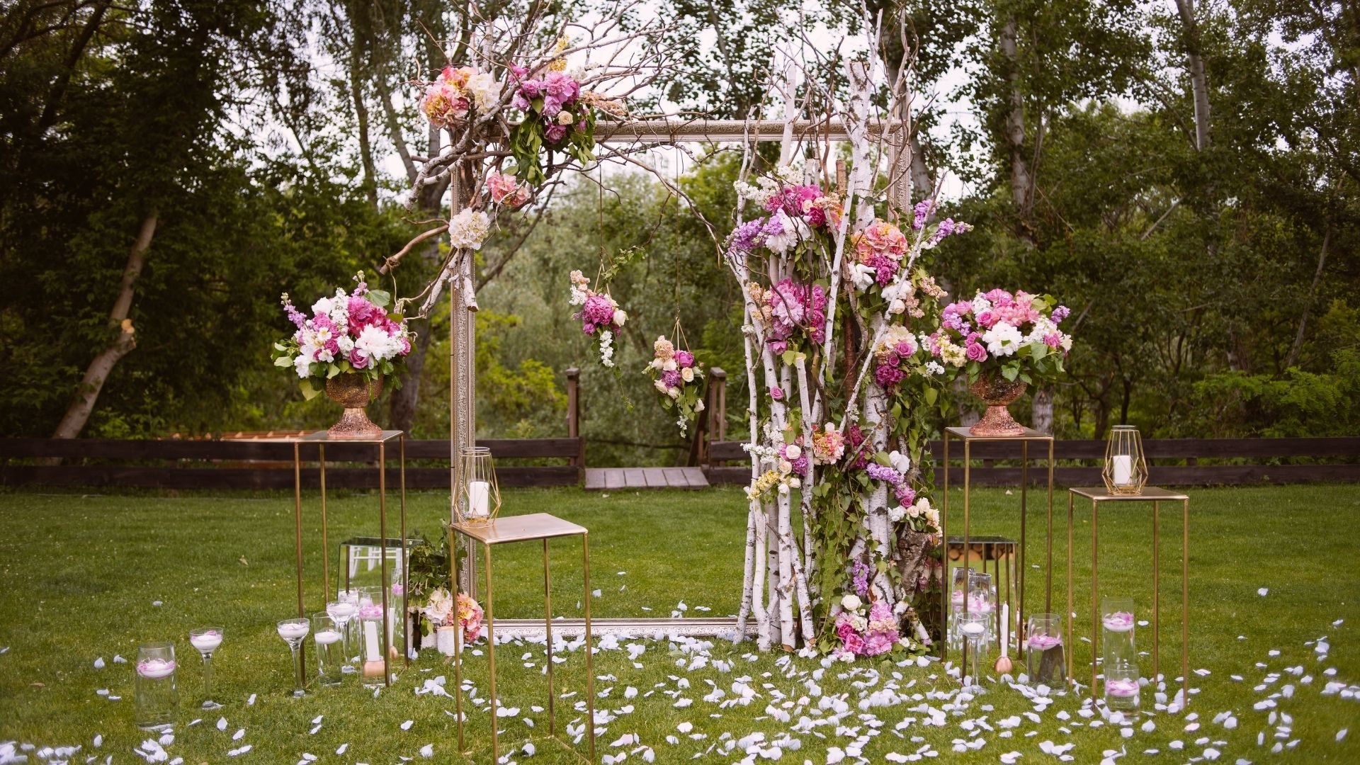 Arco de boda decorado con flores en un jardín